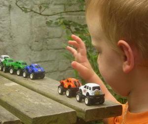 пазл Дети играют с игрушечными автомобилями